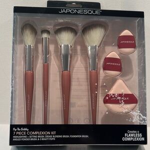 Japonesque 7 Piece complexion Kit with 4 brushes and 3 sponges.